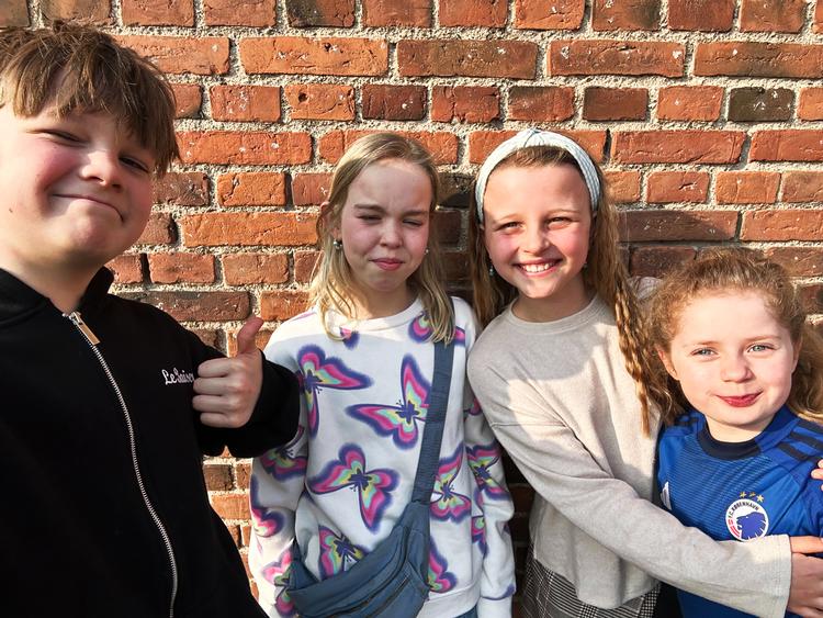 På Korsvejens Skole i Tårnby blev kulturministerens millionsatsning på morgensang skudt i gang. Benjamin, Laura, Lea Rosa og Sommer var blandt de elever, der heppede og sang med i salen. Her er det Benjamin, der står for at tage en selfie. 
