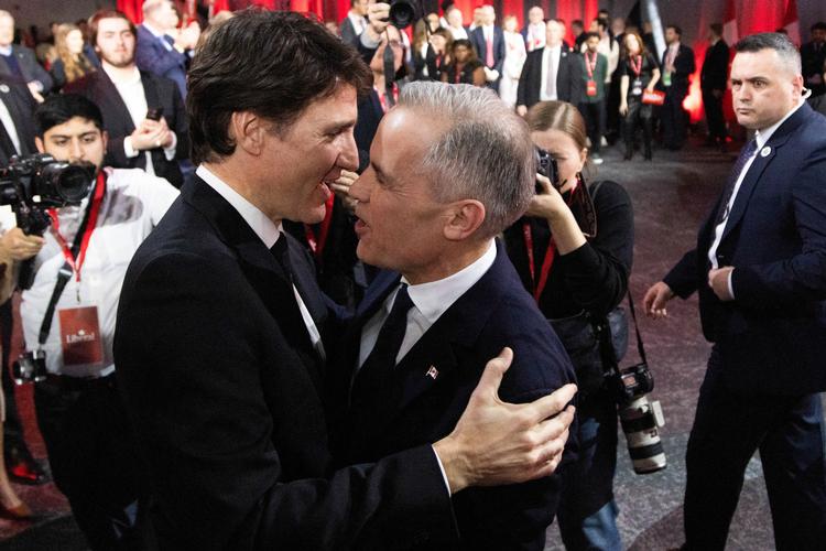 Midt i en alvorlig krise mellem Canada og USA valgte Canadas Liberale Parti søndag en teknokrat med dyb erfaring i finansverdenen til at erstatte Justin Trudeau (tv.) som landets premierminister og partiets formand. Mark Carney (th.) står nu over for den udfordrende opgave at lede Canada gennem en turbulent tid og en vild valgkamp. Foto: Carlos Osorio/Ritzau Scanpix