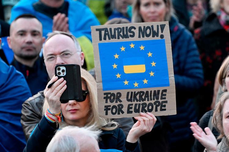 Ukraine har bedt Tyskland om at sende langtrækkende 
Taurus-krydsermissiler, der affyres fra kampfly i luften. Olaf Scholz ville ikke sende de tyske missiler til Ukraine, men det er Tysklands kommende kansler, Friedrich Merz, mere åben for. I denne uge demonstrerede tyskere i Berlin for at sende missilerne til Ukraine.  Foto: Ralf Hirschberger/Ritzau Scanpix