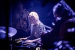 I flere årtier har Maggie Björklund rejst verden rundt med sine pedal steel-guitarer, som hun spiller og komponerer på med en særlig nordisk klang. Jack White er blandt dem, der har haft bud efter hende.  Nu fylder hun 60. Foto: Kim Matthäi Leland/Ritzau Scanpix