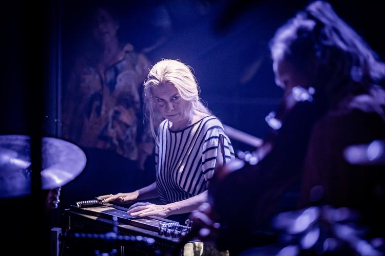 I flere årtier har Maggie Björklund rejst verden rundt med sine pedal steel-guitarer, som hun spiller og komponerer på med en særlig nordisk klang. Jack White er blandt dem, der har haft bud efter hende.  Nu fylder hun 60. Foto: Kim Matthäi Leland/Ritzau Scanpix