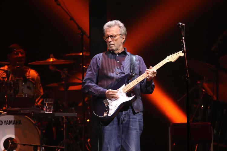   Eric Clapton turnerer stadig og kåres stadig ofte som en af verdens bedste guitarister. Her udfolder han talentet i Atlanta i 2021. Foto: Robb Cohen/Ritzau Scanpix
