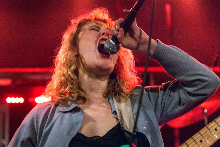 På Ideal Bar brændte Lambrini Girls’ forsanger, Phoebe Lunny, alle broer til normaliteten. Og afviste råbende en verden, der er råddent indrettet. Foto: Cecilie Rolvung