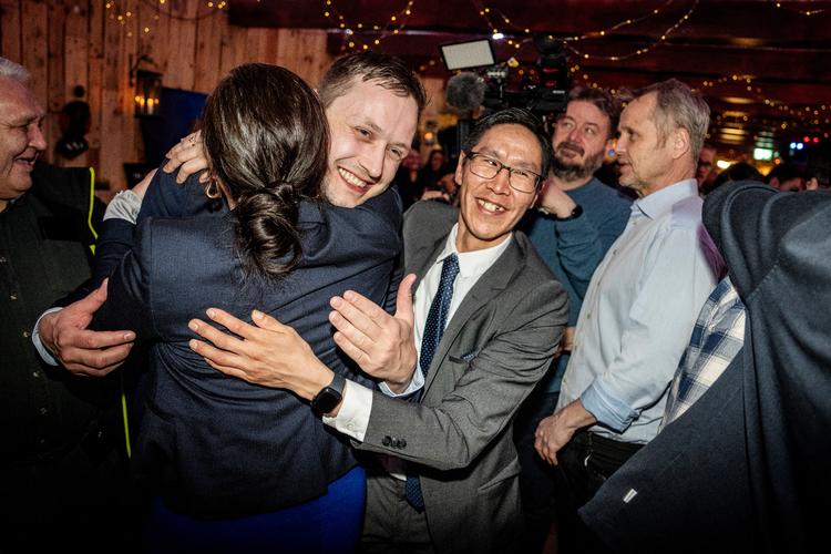 Formanden for Demokraatit, Jens-Frederik Nielsen, får sig en krammer under valgfesten på Café Killut i Nuuk. Foto: Mads Claus Rasmussen/Ritzau Scanpix