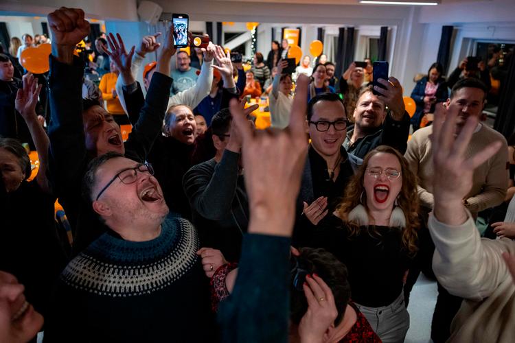 Naleraqs formand, Pele Broberg (tv.), Kuno Fencker (i midten) og Aki-Mathilda Høegh-Dam (th.) fejrer valgresultatet tirsdag aften. Foto: Odd Andersen/Ritzau Scanpix