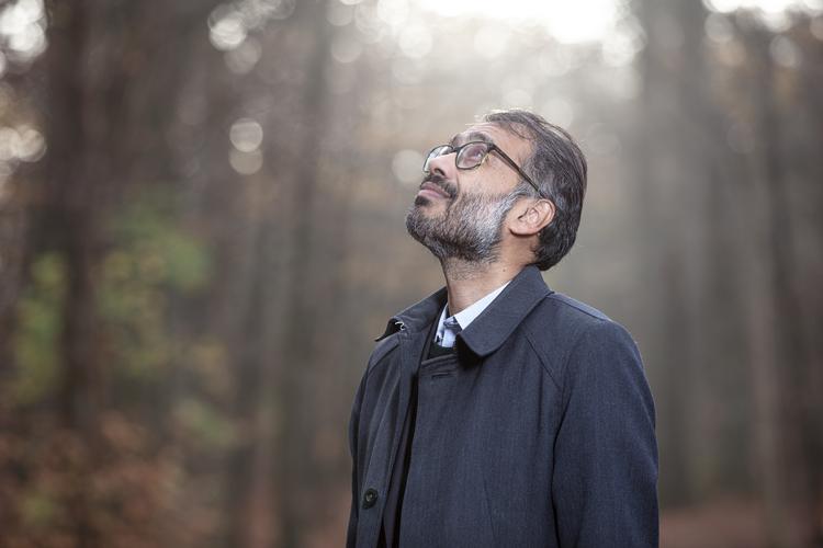 Naveed Baig har arbejdet som imam i både fængsler og på hospitaler. Og for nylig har han afsluttet sit ph.d.-projekt, der handler om muslimske patienters åndelige behov under sygdom. Nu fylder han 50. Foto: Søren Dam
