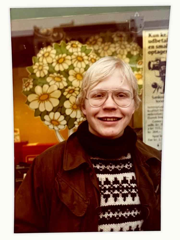 Per Munch i 1983, hvor han efter mange overvejelser – og et økonomisk tilskud fra sine forældre – fandt modet til at sige op som pædagogmedhjælper og tage på højskole. Bemærk militærjakken, som alle købte i US-overskudslagrene på den tid, fordi ingen ville i krig.  