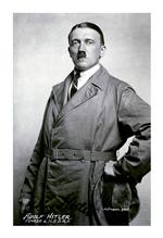 Der findes ikke mange danske interviews med Adolf Hitler. Her er han fotograferet af sin personlige fotograf, Heinrich Hoffmann, på et tidspunkt i 1920'erne, efter han var blevet det tyske nazistpartis fører, men flere år før udnævnelsen til rigskansler.  Foto: Heinrich Hoffmann/Ritzau Scanpix