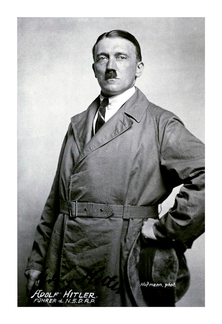 Der findes ikke mange danske interviews med Adolf Hitler. Her er han fotograferet af sin personlige fotograf, Heinrich Hoffmann, på et tidspunkt i 1920'erne, efter han var blevet det tyske nazistpartis fører, men flere år før udnævnelsen til rigskansler.  Foto: Heinrich Hoffmann/Ritzau Scanpix