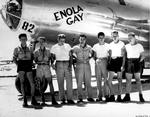 ’Enola Gay’ hed det fly, der kastede atombomben ned over Hiroshima. Men ’gay’ kan på engelsk betyde homoseksuel, så arkivbilleder af det berømte fly er nu røget i bunken med billeder, Trump-administrationen vil have forbudt. I midten står flyets pilot, Paul Tibbets. Foto: /Ritzau Scanpix