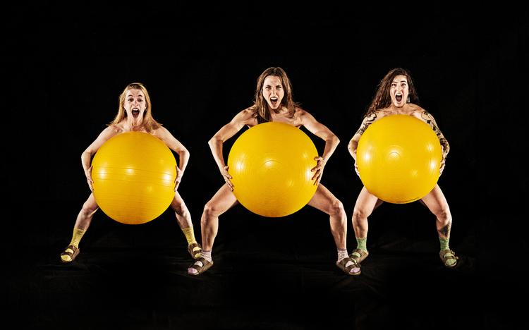Kvindetrioen har deres egen form for boldøje (Paulína Šmatláková, Giulia Quacqueri og Nadja Bounenni).  Foto: Christoffer Brekne
