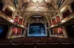 Instruktøren og skuespilleren bag '#Motherfuckinghood' har valgt at standse forestillingen, der var sat op på scenen på det berømte teater Berliner Ensemble. Foto: Hannes P Albert/Ritzau Scanpix