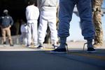 Soldater hjælper med deportation af tilbageholdte migranter på Biggs Army Airfield i El Paso, Texas, 4. februar 2025. Foto: Sgt. Caleb Woodburn/u.s. Army/Ritzau Scanpix