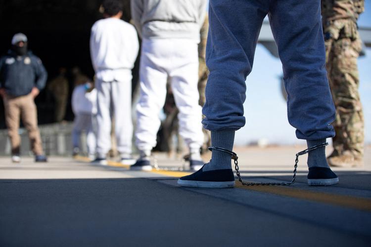 Soldater hjælper med deportation af tilbageholdte migranter på Biggs Army Airfield i El Paso, Texas, 4. februar 2025. Foto: Sgt. Caleb Woodburn/u.s. Army/Ritzau Scanpix