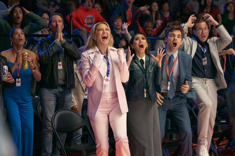 Det går op og ned i toppen af basketball, men heldigvis mest op for Kate Hudons hold, selv om alle forventer, at hun brækker nakken. Foto: Netflix