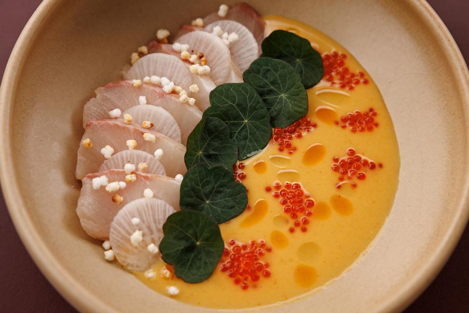 Et godt take på den allestedsnærværende crudo-ceviche bølge: Sashimi på hiramasa med lime- mangodyppelse, kinaradiser, ørredrogn og tapiokaperler. Foto: Jacob Ehrbahn