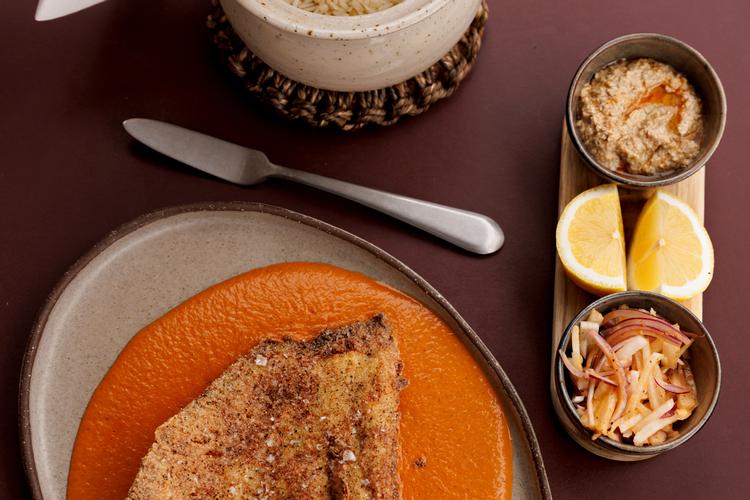 Perfekt tilberedt paneret rokkevinge på makhanisauce. Foto: Jacob Ehrbahn