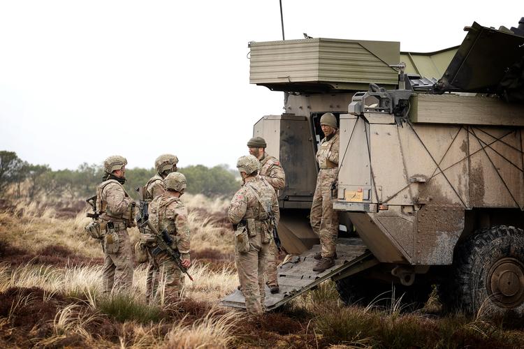 Danmark har behov for langt flere soldater end tidligere til blandt andet opbygning af en tung brigade med 6.000 soldater, der kan udsendes med 30 dages varsel. Her er det soldater til den største artilleriøvelse på dansk jord i 30 år i Oksbøl i 2023. Foto: Jens Dresling