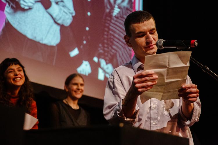     Vinderne af Politikens Litteraturpris for 2024 er fundet. Et kæmpe tillykke til ’Ned fra himlen’ af Liv Duvå, ’Engle’ af Sebastian Nathan, ’Underskud’ af Emma Holten og ’Team Vildmark’ af Mette Vedsø og Sofie Louise Dam. Mange tusind læsere stemte inden for fire kategorier. Flest gik til Duvås socialrealistiske roman ’Ned fra himlen’ om Brøndby Strand, Holtens feministiske blik på værdien af omsorg i ’Underskud’, Nathans lysende poesi om psykiatrisk behandling, ’Engle’, og til Vedsø &amp; Dams fantasifulde tegneserieroman ’Team Vildmark’ om venskaber blandt børn.  Aftenens to værter er litteraturredaktør Jes Stein Pedersen og kulturjournalist og kritiker Felix Thorsen Katzenelson, og de byder på et program fuldt af litteratur og musik. Bisse spiller op til dans, Ida Cæcilie Rasmussen opfører en monolog fra teaterudgaven af Pow Pow Pow, og Politikens anmelder Lilian Munk Rösing vil i aftenens hovedtale erklære litteraturen sin kærlighed.  Vi fejrer også modtageren af vores lillesøster-litteraturpris Frit Flet-prisen, som går til forlaget A Mock Book, som udgiver bøger med visionært perspektiv. Verden skal ændres, inden det er for sent!     Foto: Ditte Valente/Ditte Valente