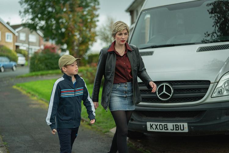 Jodie Whittaker spiller den bramfri og energiske Susan McIntyre, der tager kampen op mod byrådets magthavere. Foto: Netflix
