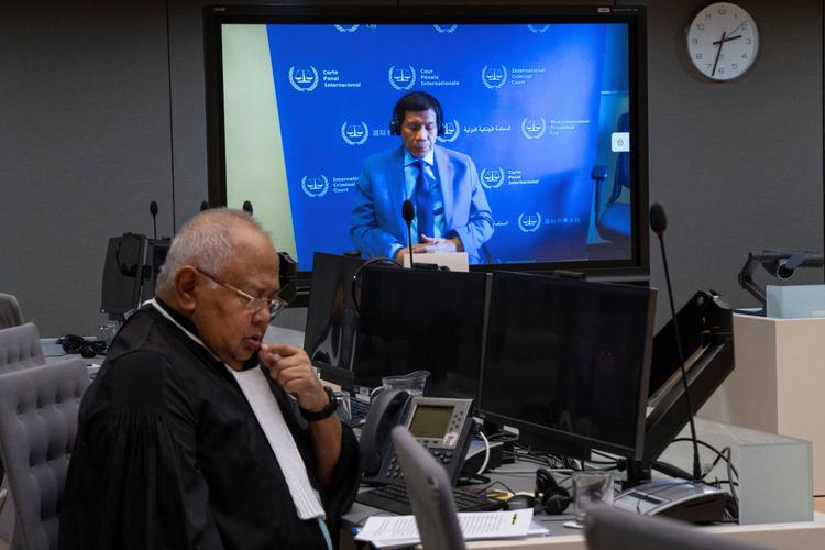 Forhenværende præsident i Filippinerne, Rodrigo Duterte, var med under første retsmøde ved Den Internationale Straffedomstol via et videolink.  Foto: Peter Dejong/Ritzau Scanpix