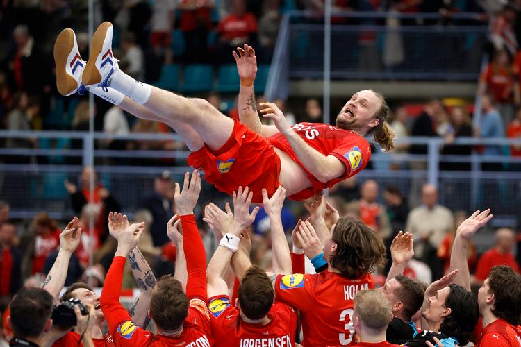  Henrik Møllgaard fik en lufttur af kammeraterne efter  sidste fløjt i nederlaget på 40-38 til Frankrig i  en fyldt hal i Kolding. Foto: Jens Dresling