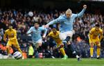 Soccer Football - Premier League - Manchester City v Brighton &amp; Hove Albion - Etihad Stadium, Manchester, Britain - March 15, 2025 Manchester City's Erling Haaland scores their first goal from the penalty spot to become the fastest ever player to 100 Premier League goal involvments. Action Images via Reuters/Lee Smith EDITORIAL USE ONLY.NO USE WITH UNAUTHORIZED AUDIO, VIDEO, DATA, FIXTURE LISTS, CLUB/LEAGUE LOGOS OR 'LIVE' SERVICES. ONLINE IN-MATCH USE LIMITED TO 120 IMAGES, NO VIDEO EMULATION.NO USE IN BETTING, GAMES OR SINGLE CLUB/LEAGUE/PLAYER PUBLICATIONS. PLEASE CONTACT YOUR ACCOUNT REPRESENTATIVE FOR FURTHER DETAILS.. TPX IMAGES OF THE DAY Foto: Lee Smith/Ritzau Scanpix