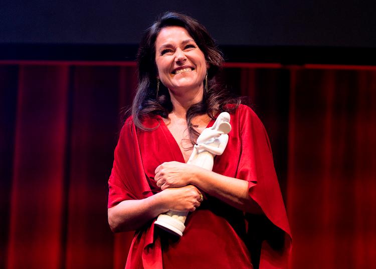 Sidse Babett Knudsen modtager statuetten for Bedste Hovedrolle for fængselsdramaet ’Vogter’. Foto: Claus Bech/Ritzau Scanpix