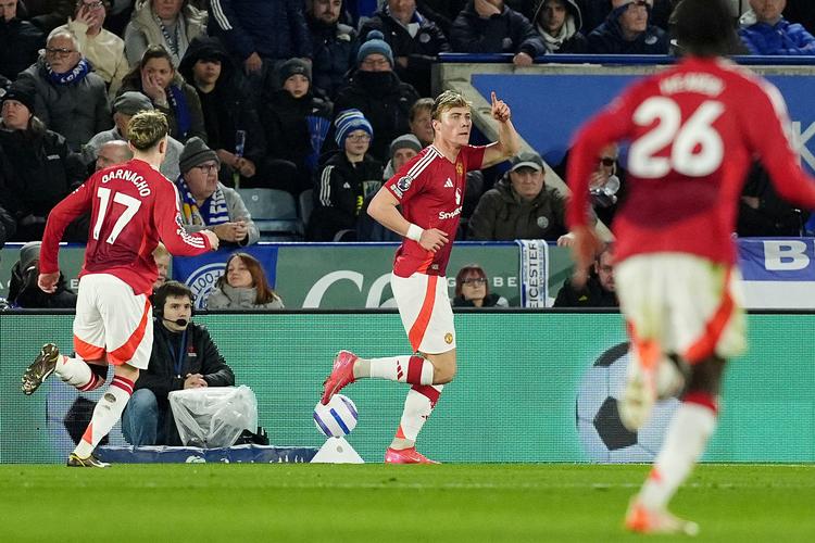 Rasmus Højlund scorede til 1-0 til stor glæde for holdkammeraterne. Foto: Martin Rickett/Ritzau Scanpix