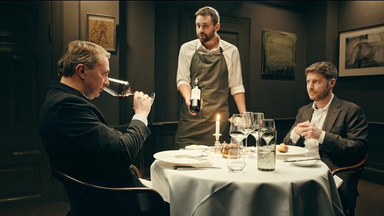 Vinkenderen Morten Messerschmidt forlyster ganen med et godt glas Bordeaux, mens Kristoffer Eriksen ser affabelt til.  Foto: Jesper Fjord