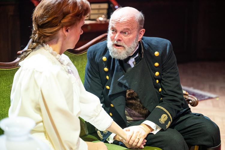 Med ’Faderen’ på Vendsyssel Teater fejrer Jørgen Bing sit 40-års jubilæum som skuespiller. I forestillingen medvirker også Mette Kolding, Charlotte Amalie Kirkegaard Kehlet og Lisbeth Gajhede. Foto: Tao Lytzen