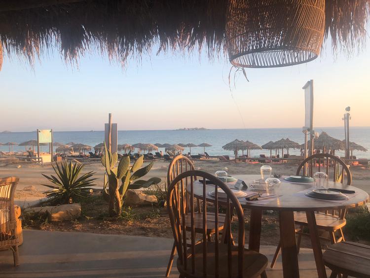 I ferieområdet Maragas er der sandstrand, snorkelmuligheder, og en behagelig bebyggelse af lave hotellejligheder, mindre supermarkeder, strandbarer og tavernaer med fri havudsigt.  