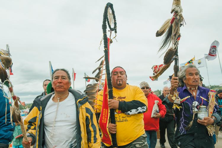 I 2016 indledte sioux-stammen Standing Rock i North Dakota en protest mod en gigantisk olieledning gennem det, de opfattede som reservatets land. Det udviklede sig til den største indianske protest i et århundrede. Det nyttede dog ikke: Rørledningen åbnede i 201.7. Nu har selskabet bag sagsøgt Greenpeace for 2 milliarder kroner. Arkivfoto:  Andrew Cullen