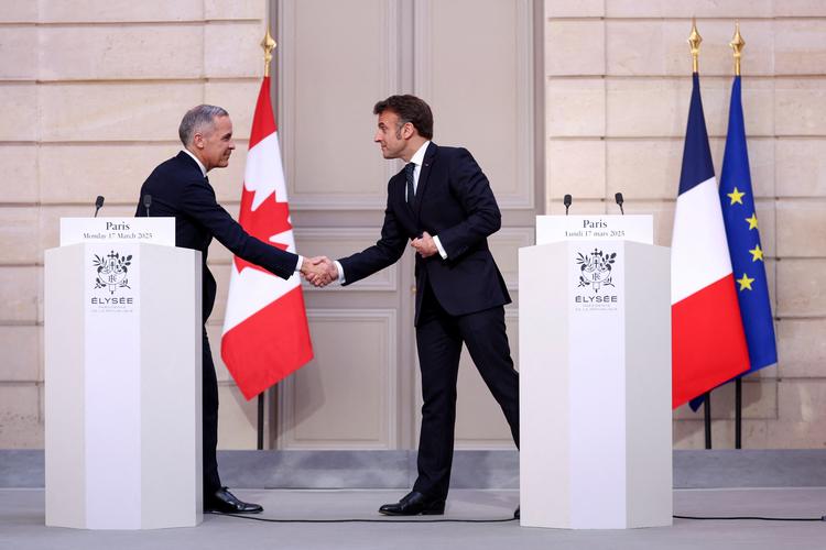 Canadas premierminister, Mark Carney, og Frankrigs præsident, Emmanuel Macron, i Élysée-paladset i Paris i Frankrig 17. marts 2025.   Foto: Carlos Osorio/Ritzau Scanpix