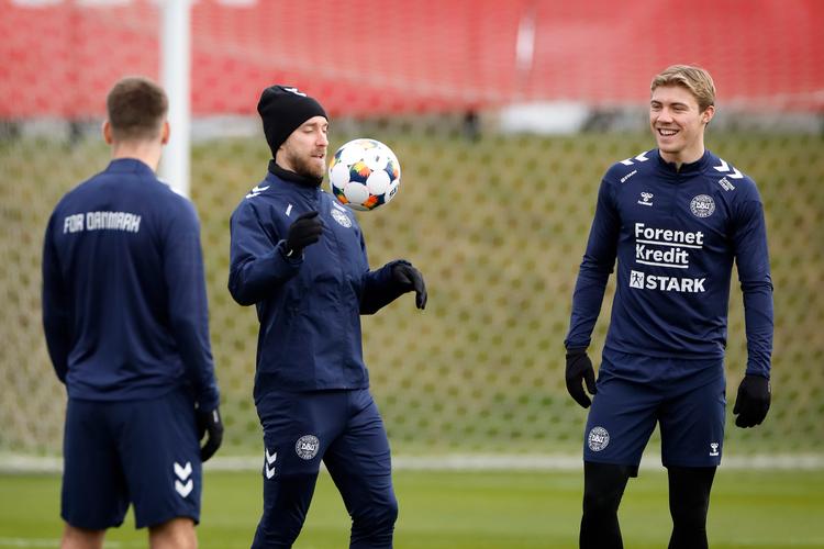 Fodboldlandsholdet trænede tirsdag i Helsingør før kampene mod Portugal. Joakim Mæhle, Christian Eriksen og Rasmus Højlund.   Foto: Jens Dresling