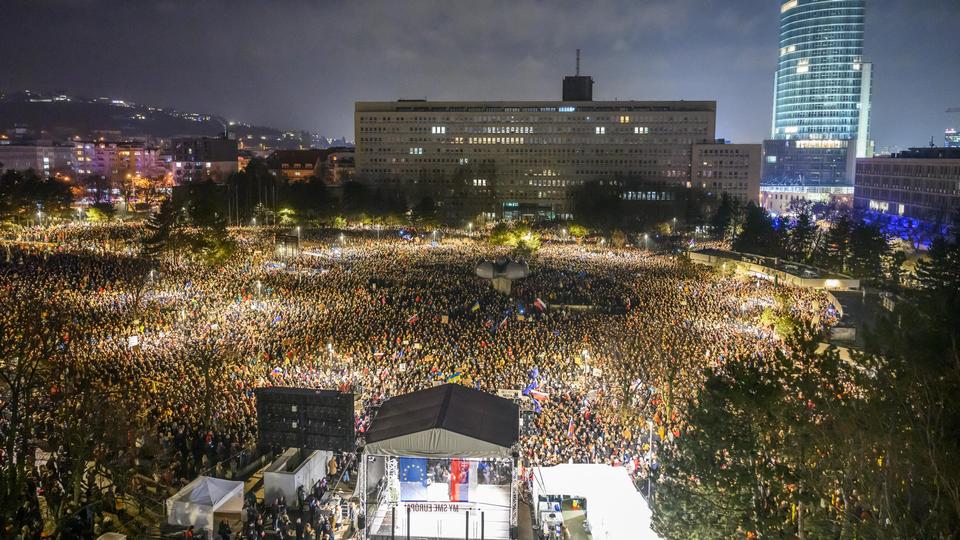 I 2024 og 2025 har der været omfattende demonstrationer i Slovakiet, hvor titusindvis af borgere protesterer mod premierminister Robert Ficos pro-russiske politik. 24. januar 2025 deltog mellem 35.000 og 40.000 mennesker i en demonstration i Bratislava, mens tusindvis af andre borgere deltog i protester i andre byer rundt om i landet. Foto: Creative Commons
