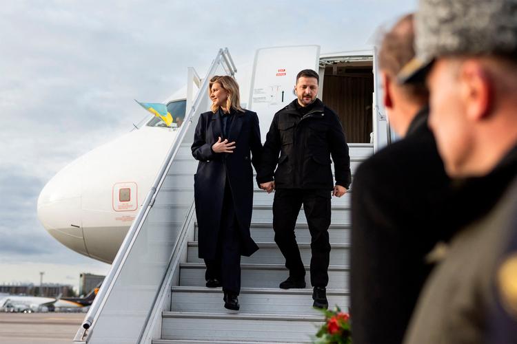 Mens USA's og Ruslands præsidenter drøftede Ukraines skæbne, trådte Volodymyr Zelenskyj ud af et fly i Finland. Ukraines og EU's interesser ignoreres, lyder analysen fra eksperter.  Foto: Handout/Ritzau Scanpix