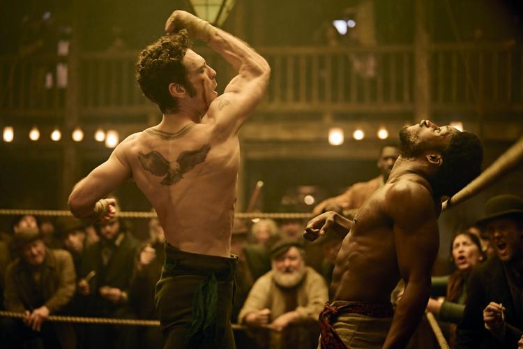 Der bokses med de bare næver i Disney-serien ’A Thousand Blows’, men der er mere i serien end slåskampe og muskuløse mænd. Foto: Disney Plus