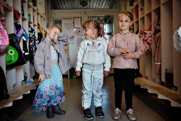 Politiken har tidligere skrevet om børnehuset Storken, hvor personalet har oplevet, at børn bliver afleveret, selv om de er syge - ingen af børnene på billedet er syge. Nu forslår Radikale Vestre i København, at ansatte i kommunen kan blive hjemme, indtil børnene er raske. I første omgang skal det prøves af blandt renovationsarbejdere, byens gartnere og medarbejderne på jobcentrene. Arkivfoto: Martin Lehmann