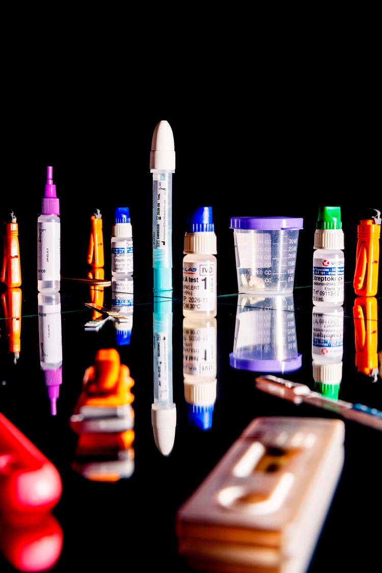 En række speciallæger dumper 10 ud af 11 selvtests, som Politiken præsenterer dem for. I bedste fald er testene i ubrugelige. I værste fald er de farlige, lyder det. Foto: Nicolai West