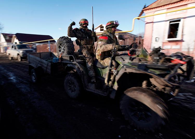 Russiske soldater – med den russiske identifikationsfarve – kører gennem Kazatjja Loknja i Kursk-regionen, efter at byen var blevet forladt af de ukrainske styrker. Foto: Tatyana Makeyeva/Ritzau Scanpix