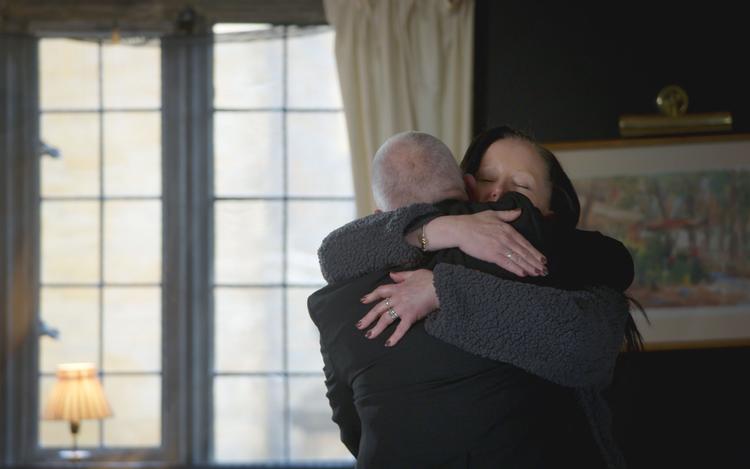 'Sporløs UK' er meget sobert lavet. Alle dårlige beskeder, f.eks. at en savnet mor er død, gives uden kamera. De pårørendes mødes på neutral grund, f.eks. en café. Historierne i sig selv er stærke nok til at være rørende og kræver ikke ekstra drama.  Foto: Framegrab