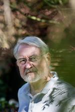 Bjarne Reuter har taget sine læsere med til bl. a. Egypten og Umbrien, men det er opvæksten i 1950’ernes Brønshøj, der fylder mest i hans forfatterskab. Nu fylder han 75. Foto: Gregers Tycho