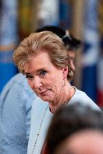 USA’s undervisningsminister, Linda McMahon, så til, da USA’s præsident, Donald Trump, underskrev et dekret, der har til formål at lukke undervisningsministeriet. Foto: Roberto Schmidt/Ritzau Scanpix