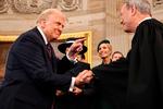 Ved indsættelsen af Trump i januar, var der lutter smil mellem ham og John Roberts. Foto: Chip Somodevilla/Ritzau Scanpix