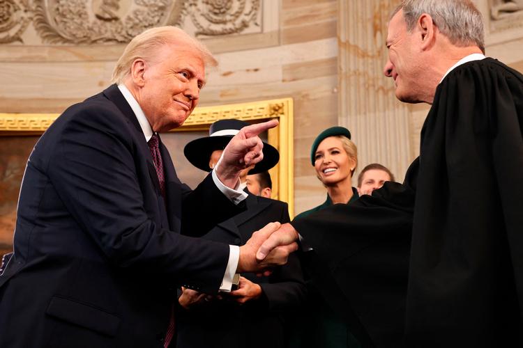 Ved indsættelsen af Trump i januar, var der lutter smil mellem ham og John Roberts. Foto: Chip Somodevilla/Ritzau Scanpix