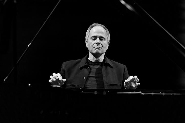 Pianisten Pjotr Anderszewski var kompromisløs i sin jagt på det definitive som solist ved Torsdagskoncerten Foto: Jacob Ehrbahn