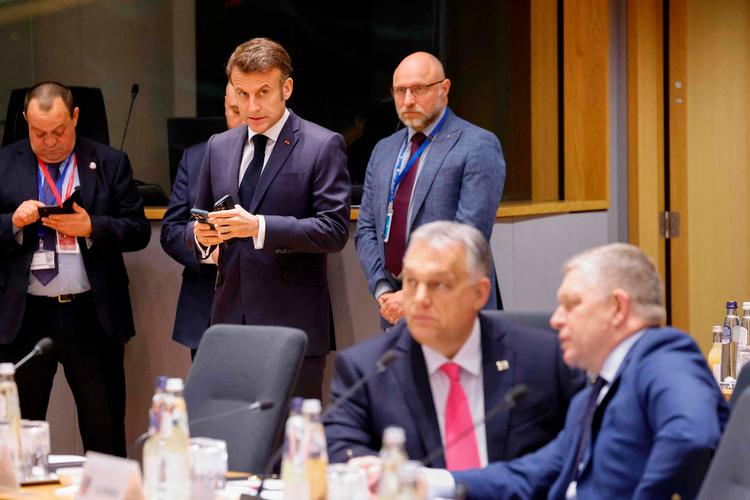 Frankrigs præsiden Emmanuel Macron sender et skævt blik til Ungars Viktor Orban, der sidder i samtale med Slovakiets premierminister Robert Fico, under mødet.  Foto: Ludovic Marin/Ritzau Scanpix