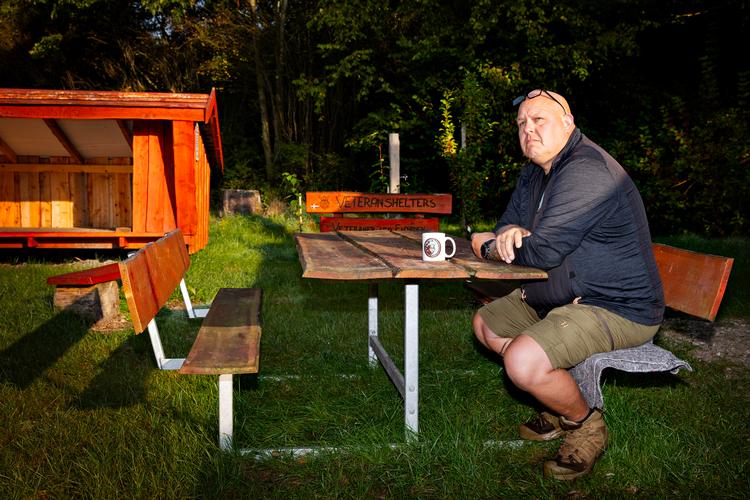 Martin Alskov-Nilsson var udsendt i over 1100 dage til Balkan, og har i den forbindelse fået PTSD. På sit ene ben har Martin tatoveret PTSD, og på sin arm har han Mostar-broen i Eksjugoslavien.   Foto: Astrid Dalum