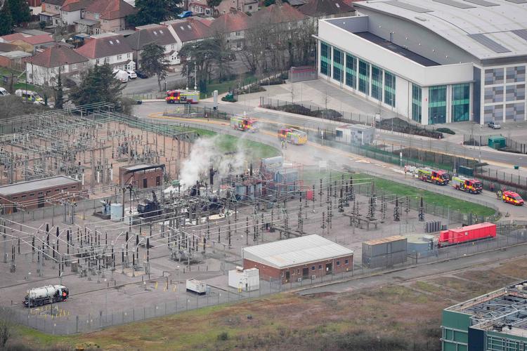 Det var en brand i en transformerstation, der lukkede ned for flytrafikken til og fra Heathrow Lufthavn i London. Foto: Str/Ritzau Scanpix